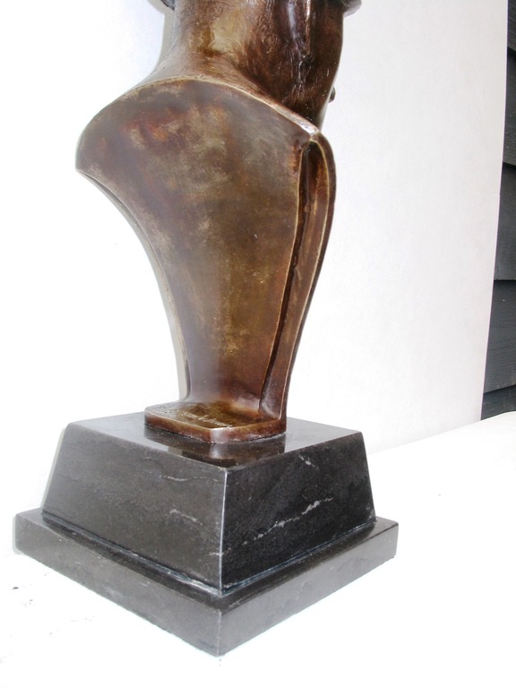 Man met hoed brons op natuursteen kopen? Bied vanaf 150!