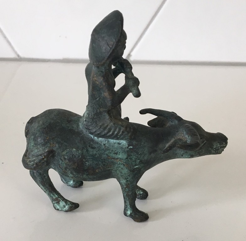 19e eeuws Chinees bronzen beeldje van een jongetje rijdend op een os kopen? Bied vanaf 35!