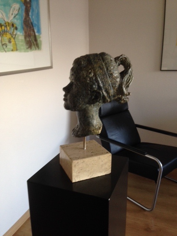 Handgemaakt groot beeld van jonge vrouw - gesigneerd met KB'62 - 45 cm hoog. verkocht voor € 85!