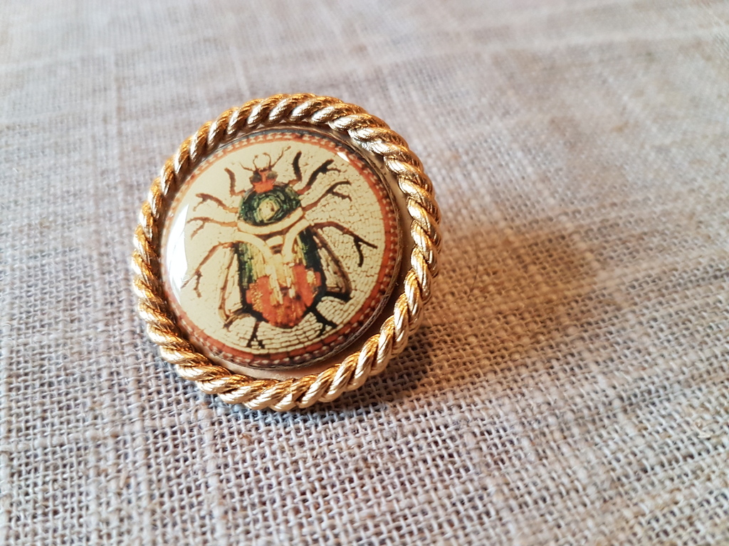 Broche met  decoratieve knopen uit de Italiaanse haute couture 01 kopen? Bied vanaf 5!