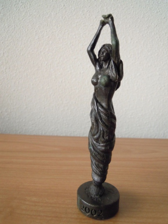 Zwaar massief bronzen beeldje van vrouw -  16 cm hoog - 1-1-2002 verkocht voor € 35!