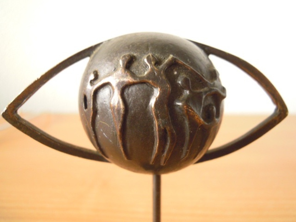 Prachtig massief bronzen beeldje - kunstenaar onbekend - 12 cm hoog. kopen? Bied vanaf 45!