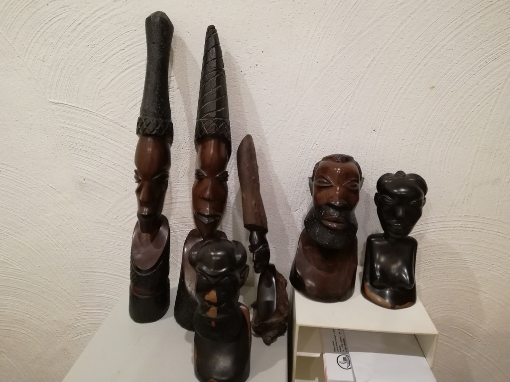 prachtig lot van mooie Afrikaanse beelden handgesneden kopen? Bied vanaf 1!