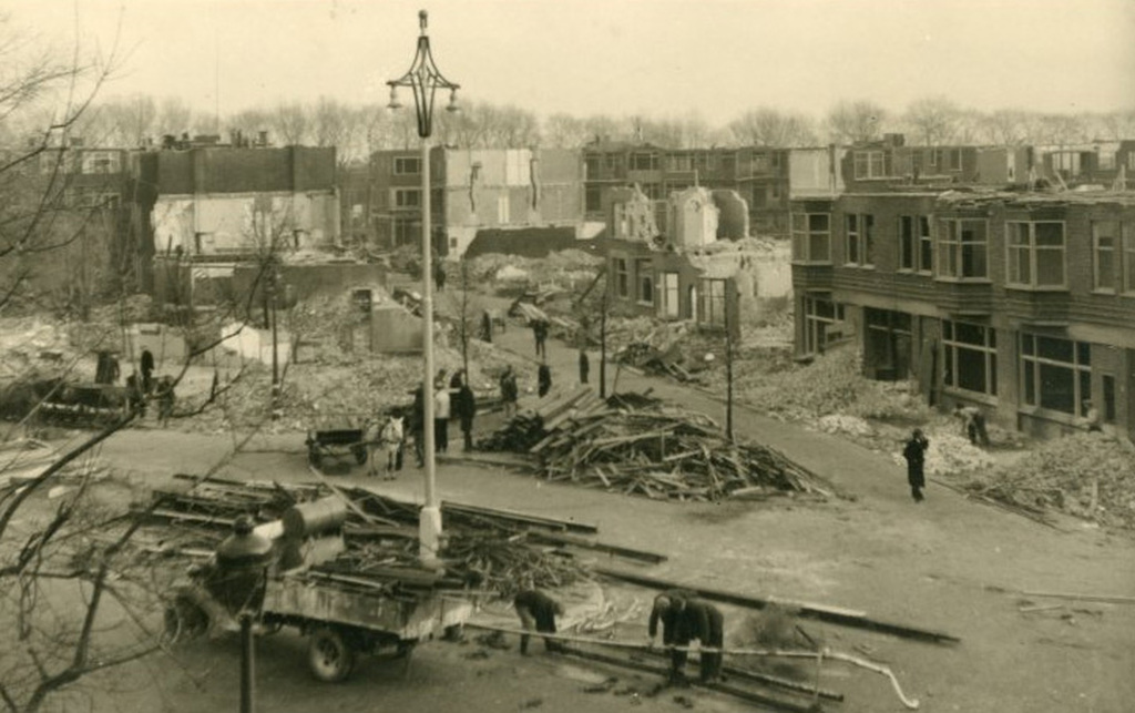 Henri Taverne - Ieplaan in Den Haag (1943), gemengde techniek op papier kopen? Bied vanaf 250!