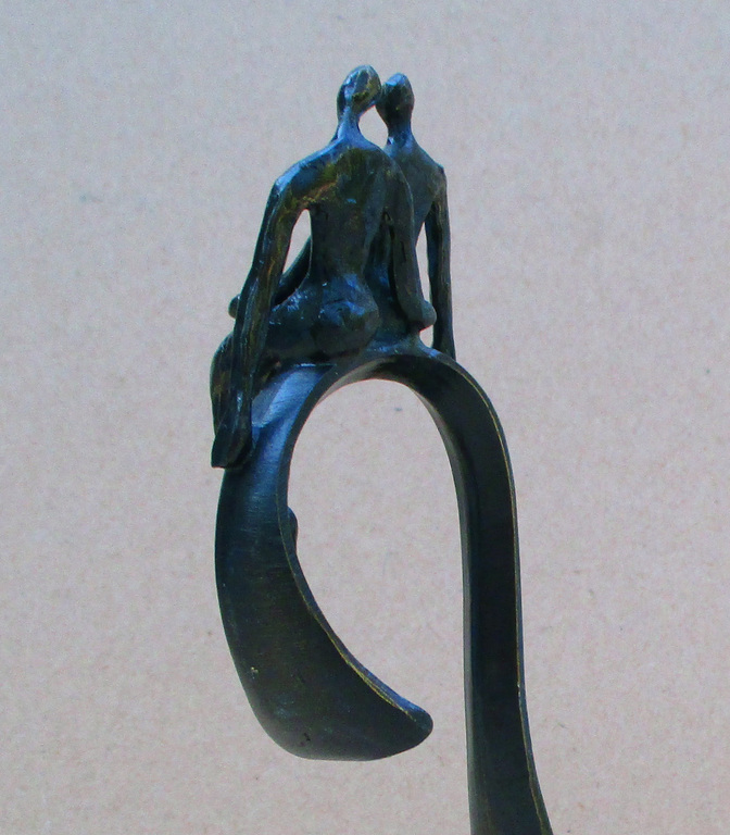 Corrie Ammerlaan-van Niekerk: verbronsd beeldje van 2 geliefden op een golf kopen? Bied vanaf 15!