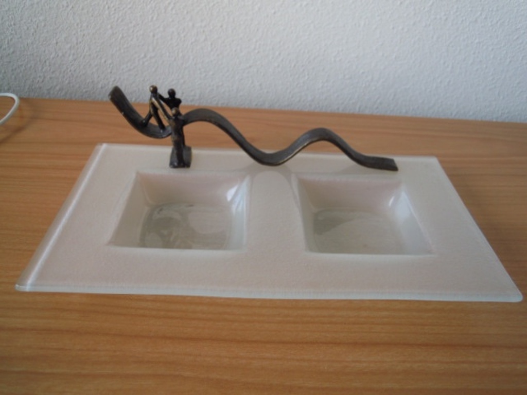 Glazen schaal met bronzen kunstwerkje van CORRY AMMERLAAN - 24 X 14 cm. kopen? Bied vanaf 15!