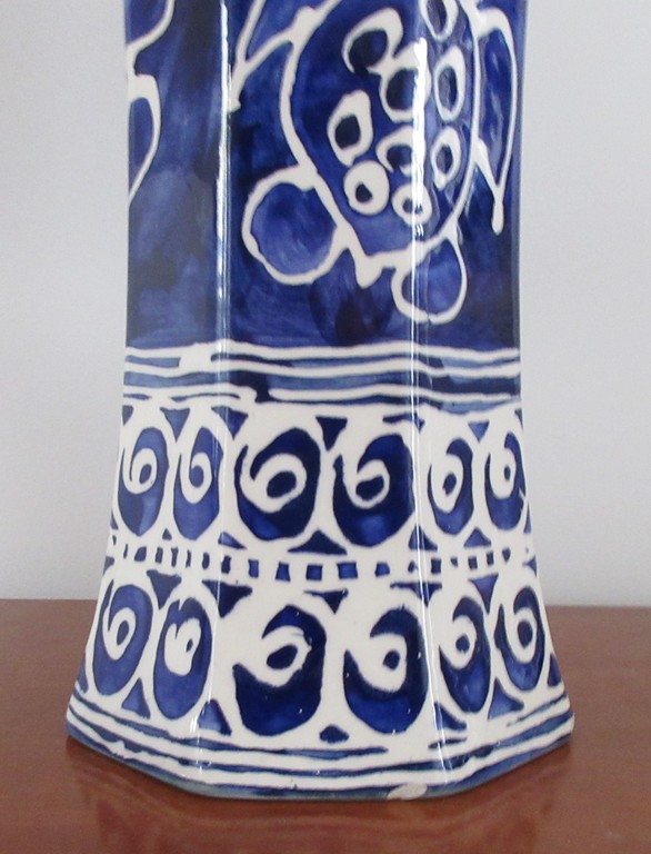 Ongespecificeerd - Twee grote studio aardewerken blauw witte handbeschilderde octogonale vazen kopen? Bied vanaf 1!
