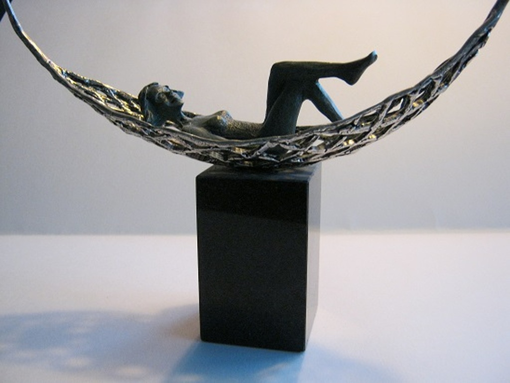 Corry Ammerlaan--brons en tin--de zomer was toch heerlijk( hangmat op sokkel) kopen? Bied vanaf 125!