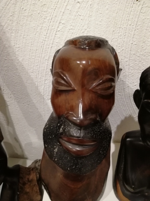 prachtig lot van  mooie Afrikaanse beelden handgesneden kopen? Bied vanaf 1!