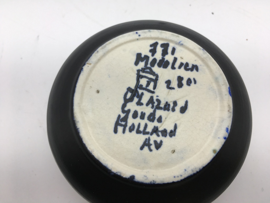 Plateelbakkerij Zuid Holland - Dekselschaal met polychroom decor madeleine 1929 kopen? Bied vanaf 1!