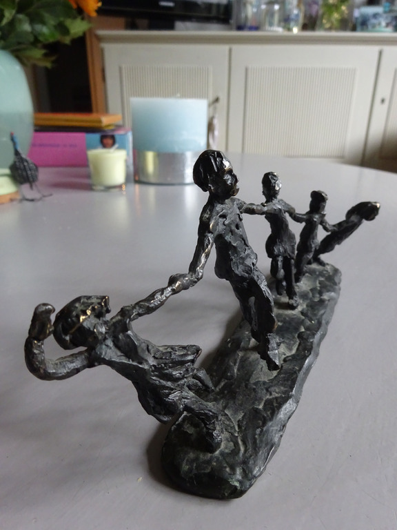 Astrid Veldhyzen- bronzen beeld- 5 spelende kinderen op een rij kopen? Bied vanaf 45!