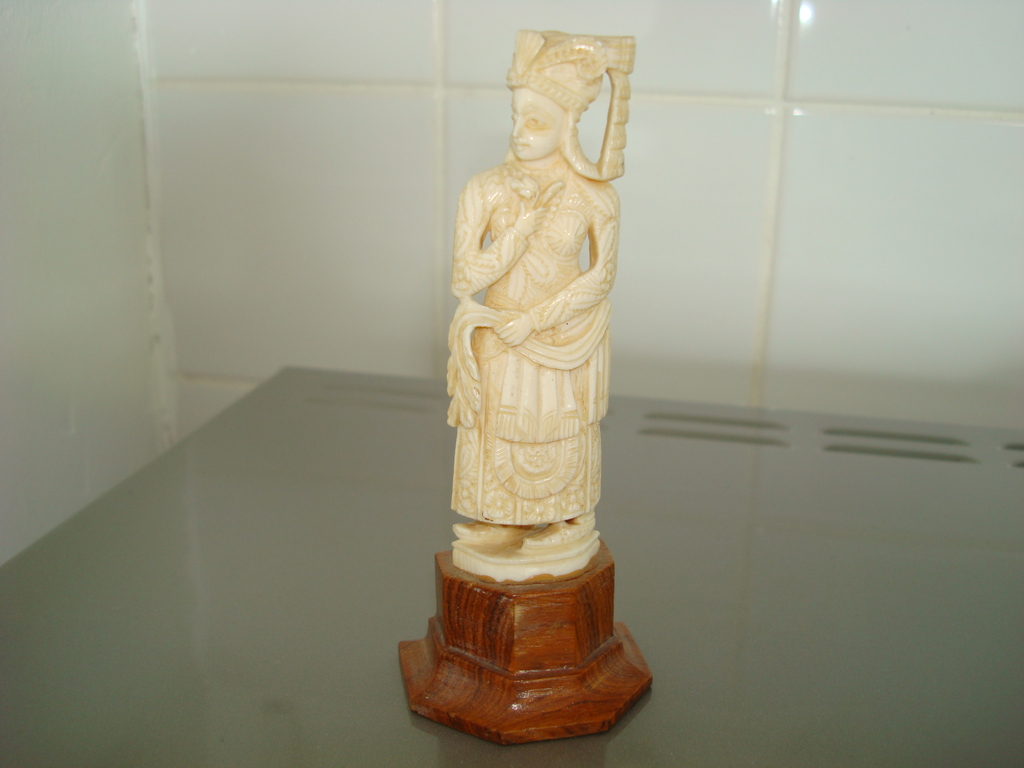 Ivoren beeldje, waarschijnlijk Indonesisch kopen? Bied vanaf 55!