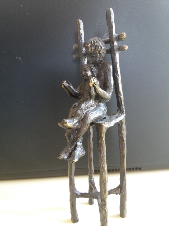 BRONS BEELD VAN ASTRID VELDHUYSEN KOPPEN MOEDER MET KIND 21 X 6 CM GROOT . kopen? Bied vanaf 40!