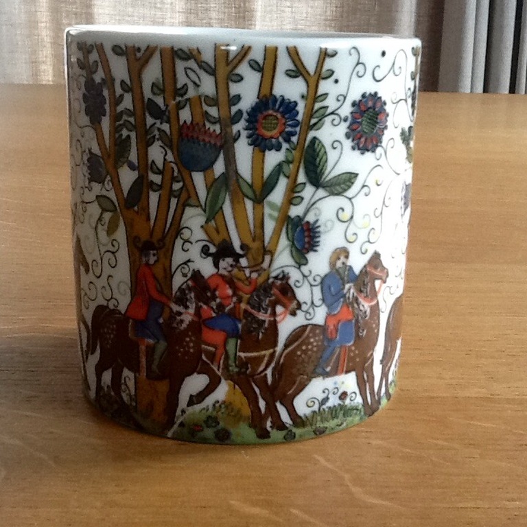 Kurt Hammer, mokje met ruiters en florale motieven kopen? Bied vanaf 1!
