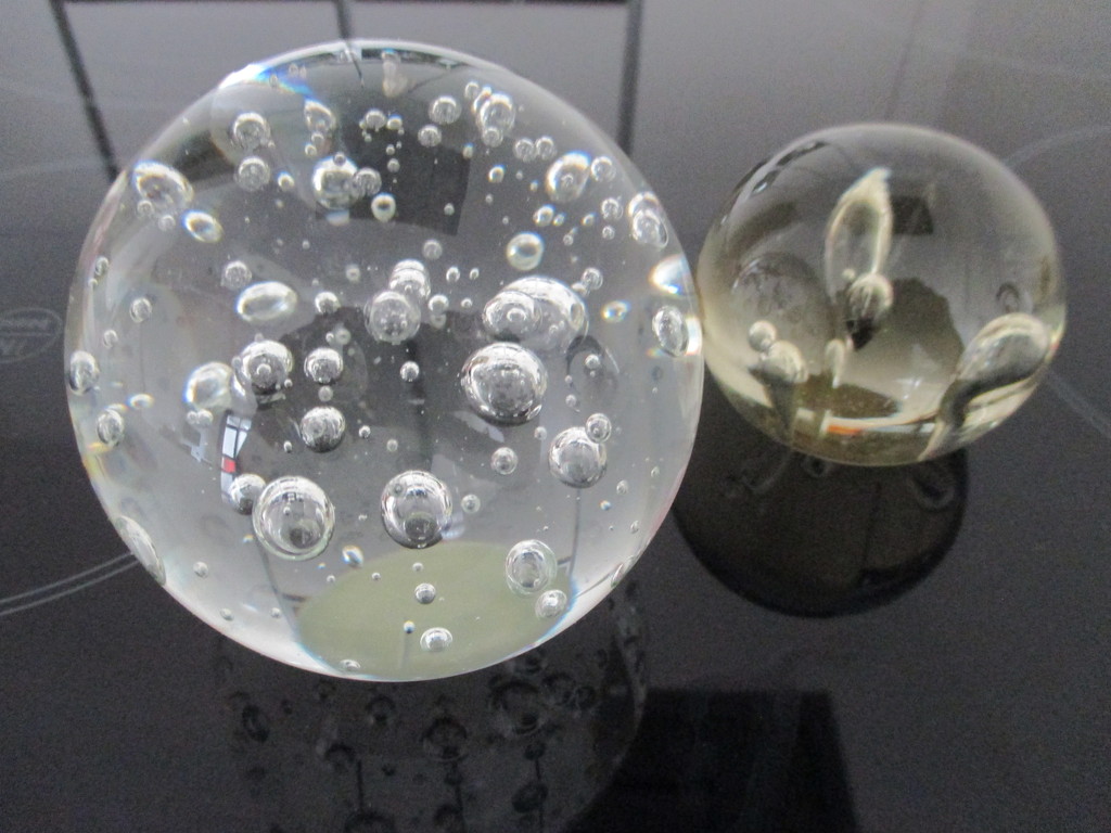 Leerdam? Een kavel met twee presse papiers met luchtbellen kopen? Bied vanaf 12!