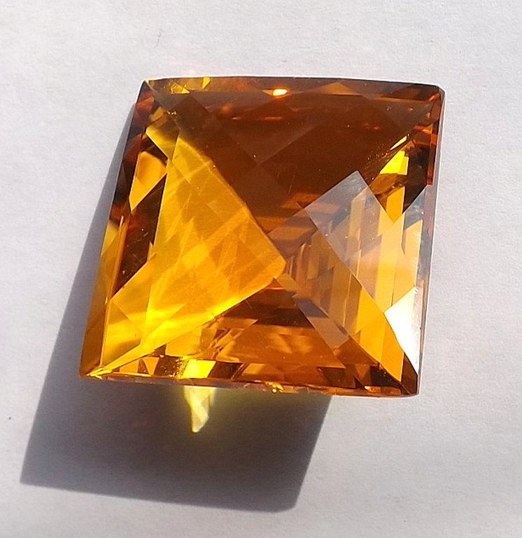 Natuurlijke “Square Checker Cut” Golden Citrine van 78.50 karaat kopen? Bied vanaf 1!