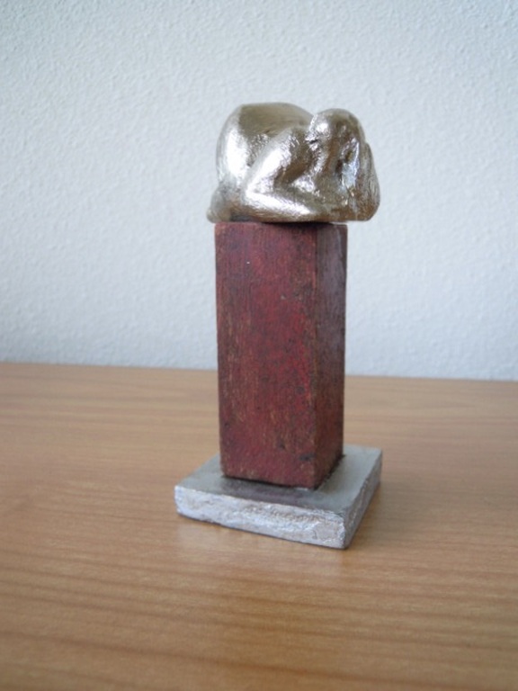 Prachtig beeldje - DIKKE DAME - op houten sokkel 12 cm hoog.  kopen? Bied vanaf 1!