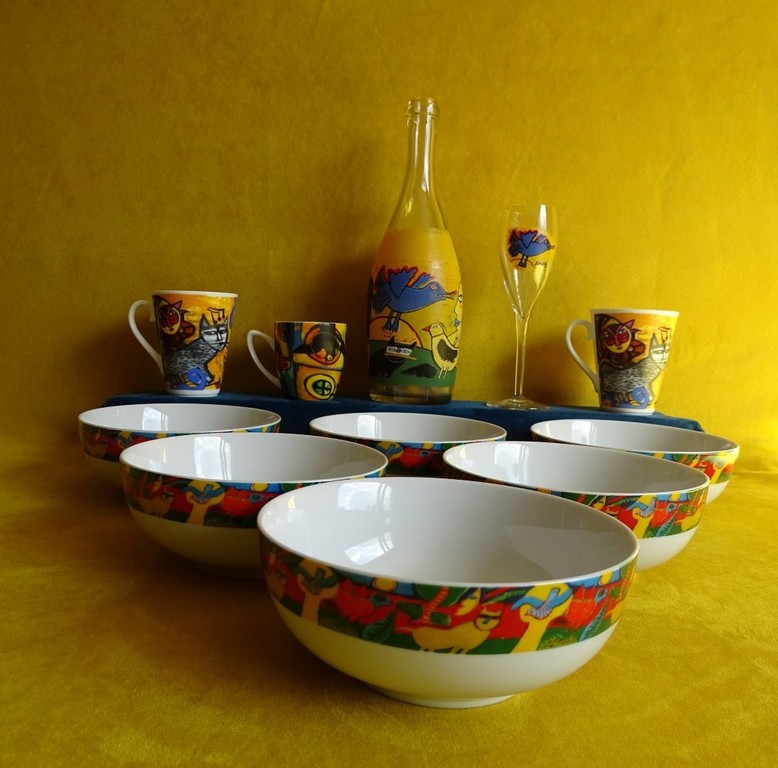 Corneille, porseleinen kopje, 2 bekers, 6 kommen, glazen fles en glas, 11 stuks kopen? Bied vanaf 1!