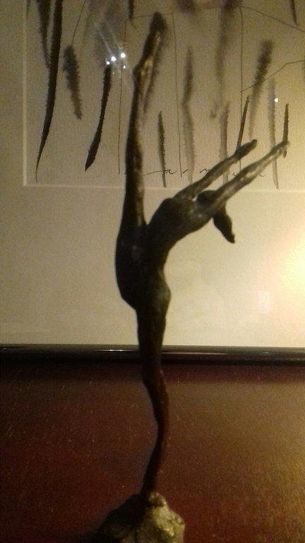 Verbronsd beeld met bijbehorende fles rode wijn in wijnkistje. kopen? Bied vanaf 28!