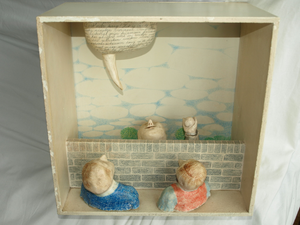 Aris Roskam : Beelden in kabinetkast – De Cricketbal – gesigneerd – 1981 kopen? Bied vanaf 30!