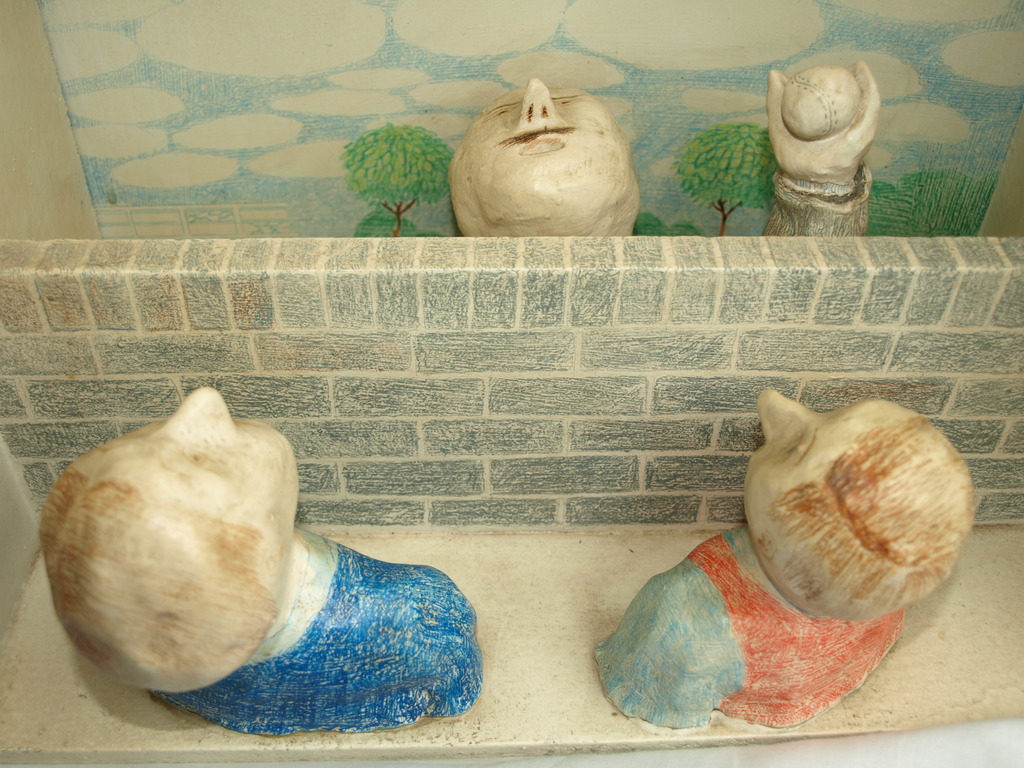 Aris Roskam : Beelden in kabinetkast – De Cricketbal – gesigneerd – 1981 kopen? Bied vanaf 30!