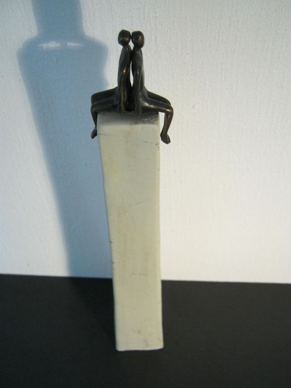 Sculptuur van Corry van Ammerlaan - 2 Bronzen figuurtje op hoge sokkel Keramiek kopen? Bied vanaf 15!