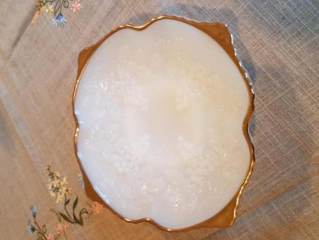 Opaline glazen schaal Francia eind 800 afgewerkt met fijn goud kopen? Bied vanaf 15!