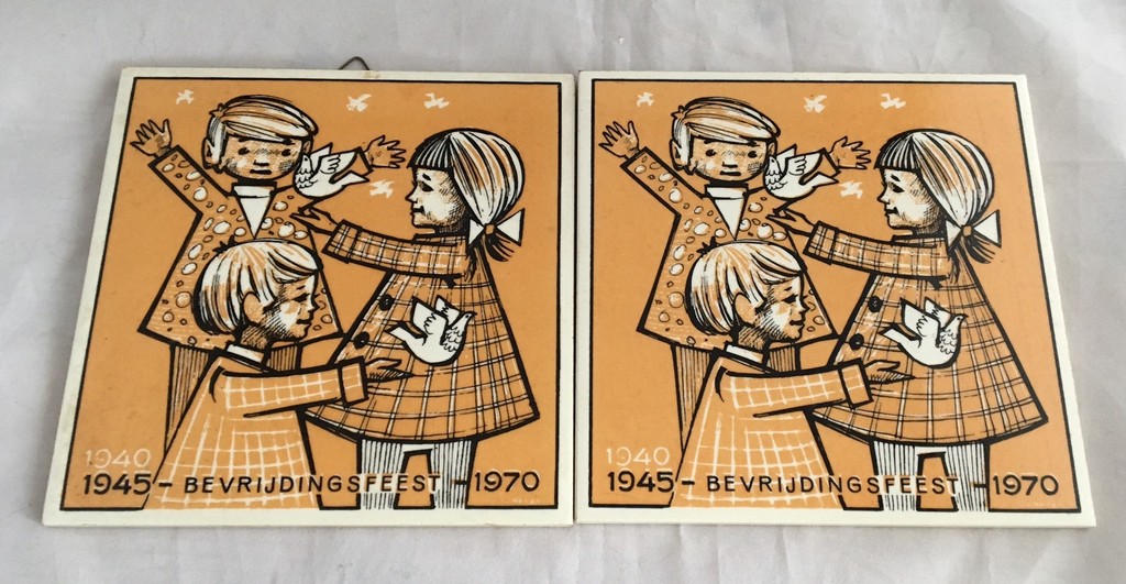 Gerrit Neven plateelbakkerij Schoonhoven - twee tegels 25 jaar bevrijdingsfeest kopen? Bied vanaf 16!