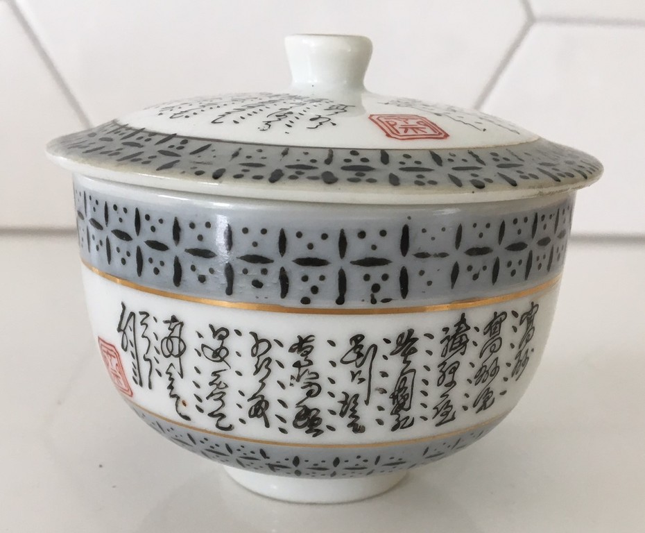 Antiek 19e eeuws Chinees theekopje voorzien van calligrafie decoratie kopen? Bied vanaf 24!