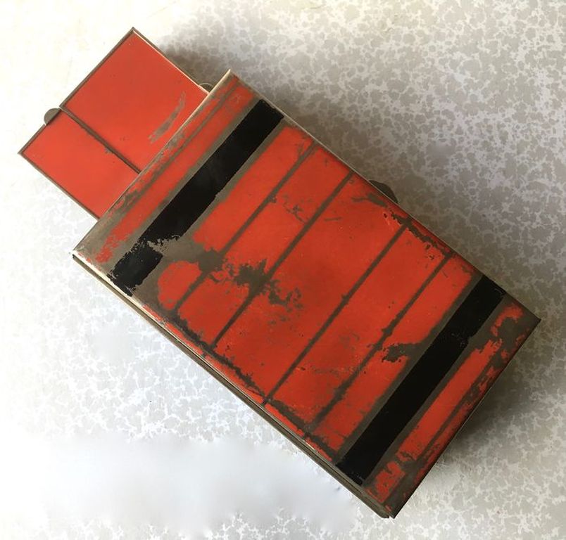 Modernistische Art deco - tabaksdoos - met zwart en rood banen decor - ca. 1930 kopen? Bied vanaf 9!