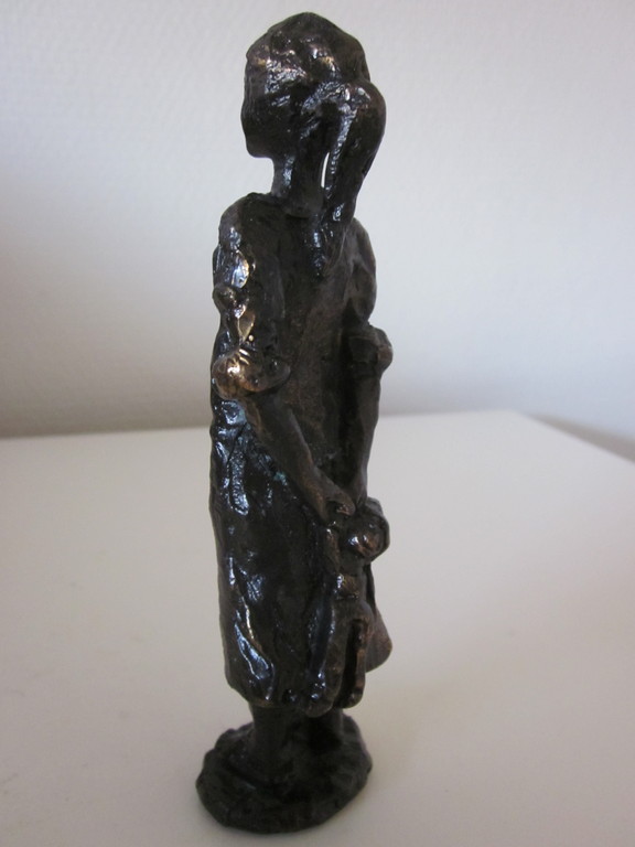 Bronzen beeldje van meisje met pop kopen? Bied vanaf 25!