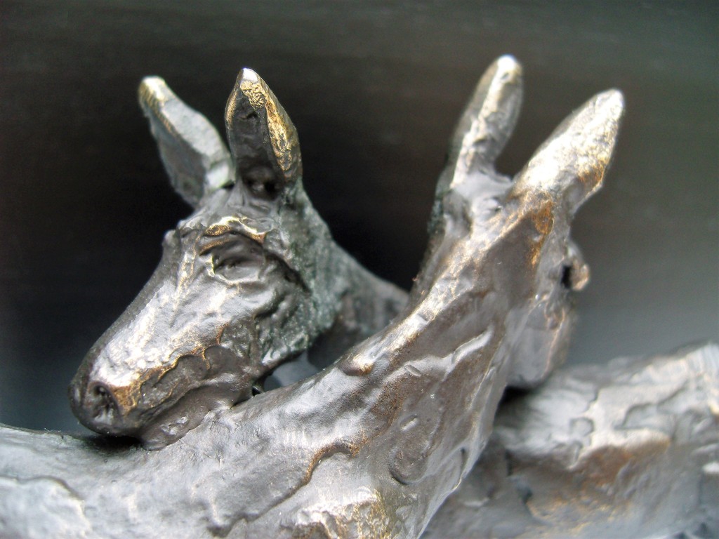 Astrid Veldhuyzen-Koppen: Bronzen beeldje "Zorgzaam". kopen? Bied vanaf 75!