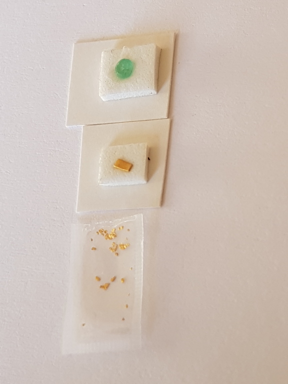 Lot van 12( 999) zuivere goudmarkt goudklompen 0.6-1.5mm 1 natuurlijke emerald  kopen? Bied vanaf 1!