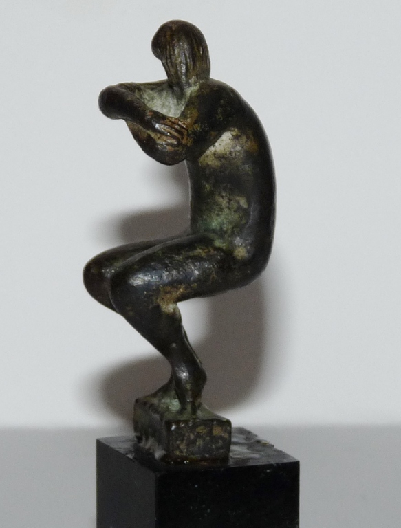 Piet van Heerden, Bronzen beeld op marmeren sokkel, Gehurkt naakt kopen? Bied vanaf 195!