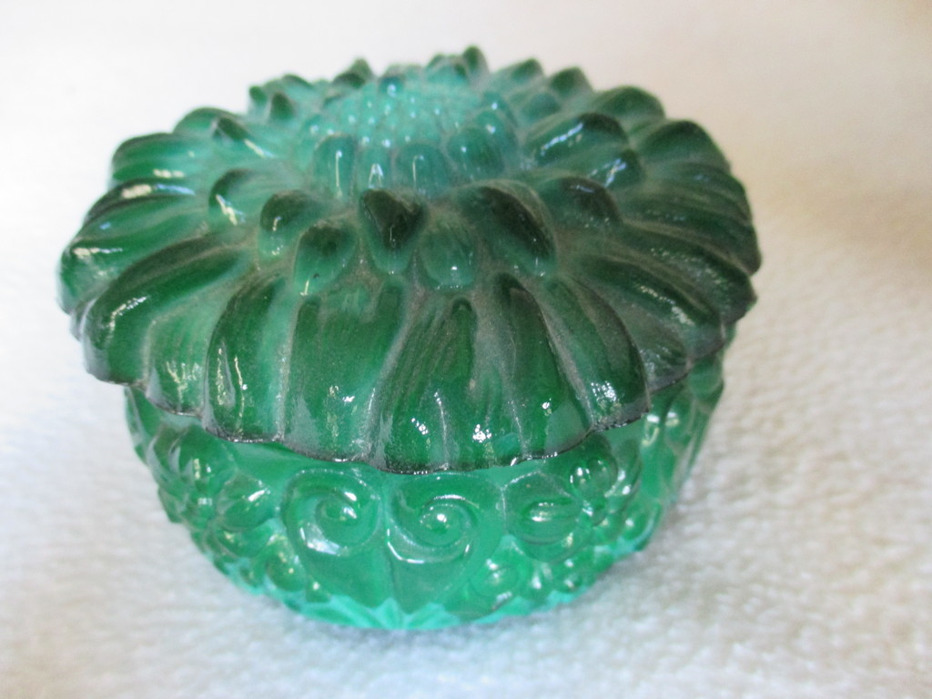 Veertiger- vijftiger jaren zeepbakje van Boldoot van groen persglas kopen? Bied vanaf 9!