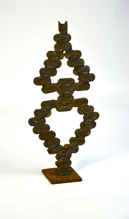 Theo Niermeijer: Sculptuur in geoxideerd ijzer. Vrije vorm verkocht voor € 220!