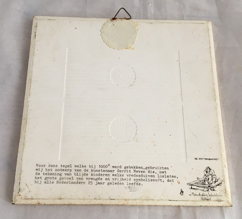 Gerrit Neven plateelbakkerij Schoonhoven - twee tegels 25 jaar bevrijdingsfeest kopen? Bied vanaf 16!
