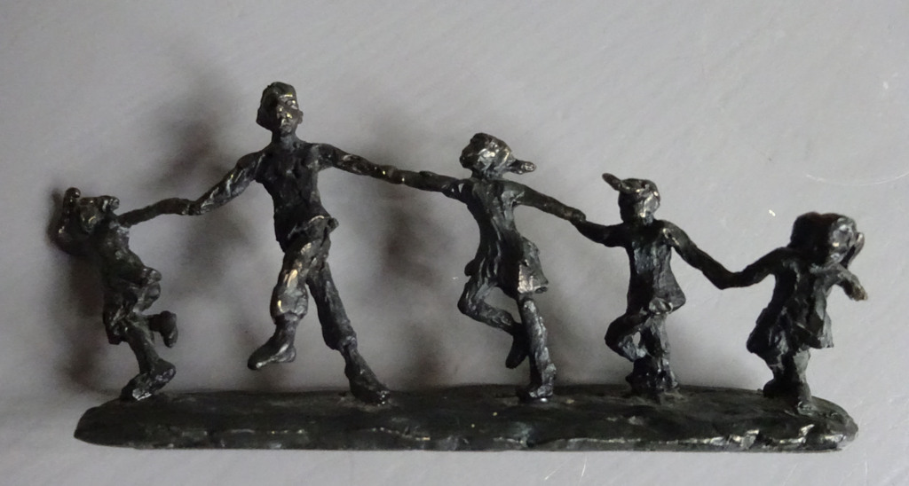 Astrid Veldhyzen- bronzen beeld- 5 spelende kinderen op een rij kopen? Bied vanaf 45!