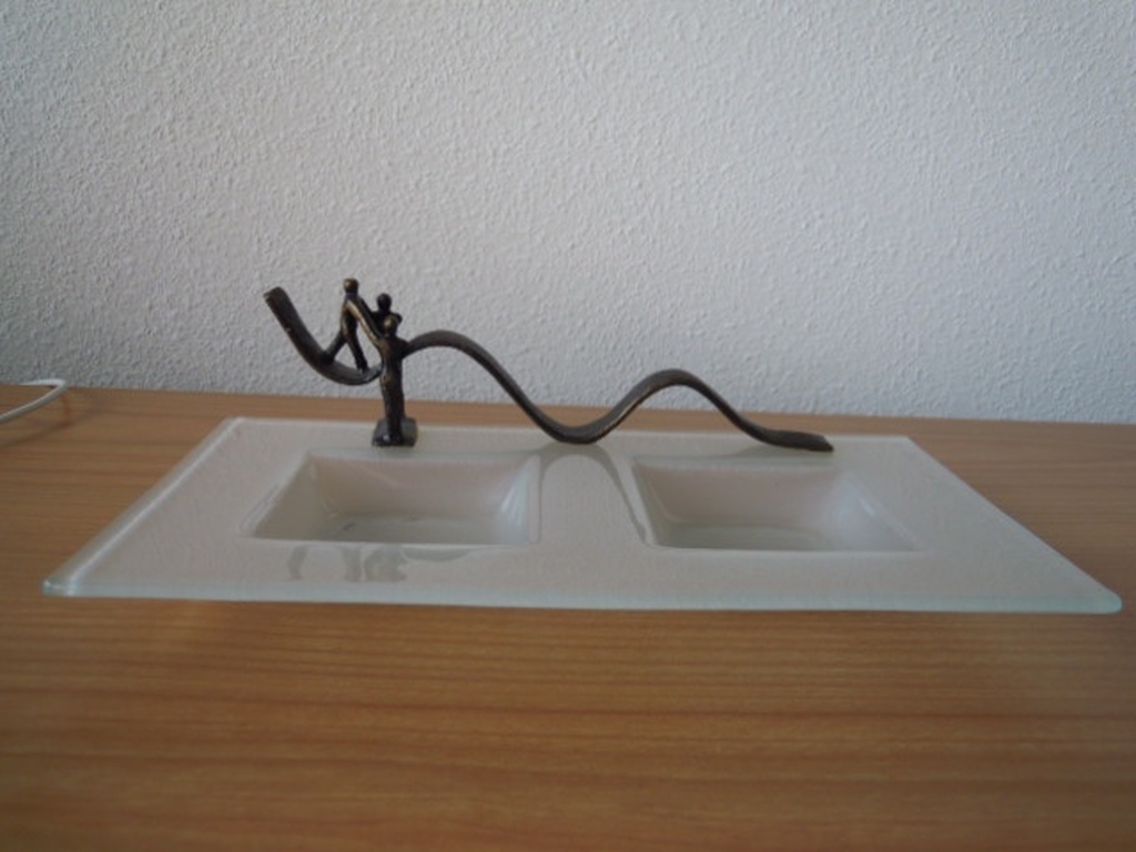 Glazen schaal met bronzen kunstwerkje van CORRY AMMERLAAN - 24 X 14 cm. kopen? Bied vanaf 15!