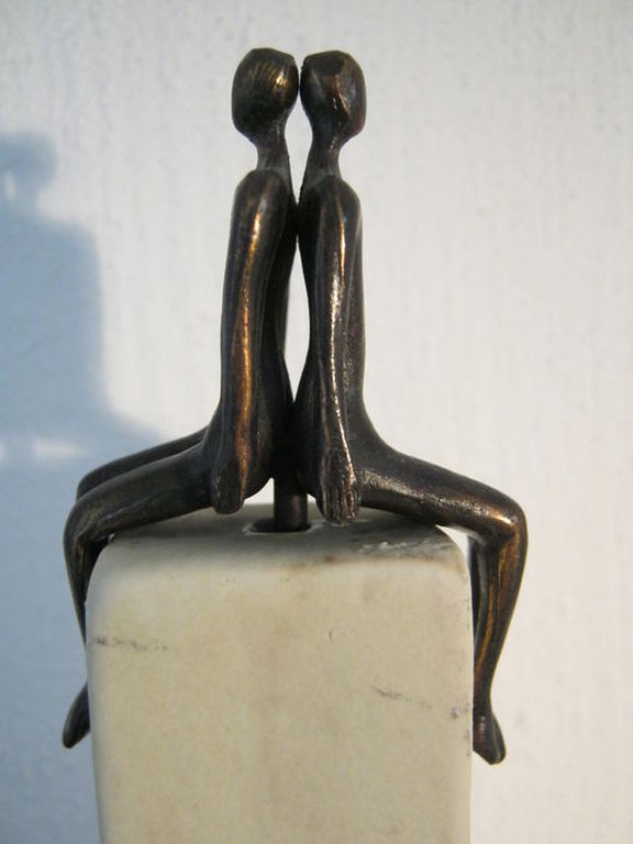 Sculptuur van Corry van Ammerlaan - 2 Bronzen figuurtje op hoge sokkel Keramiek kopen? Bied vanaf 15!