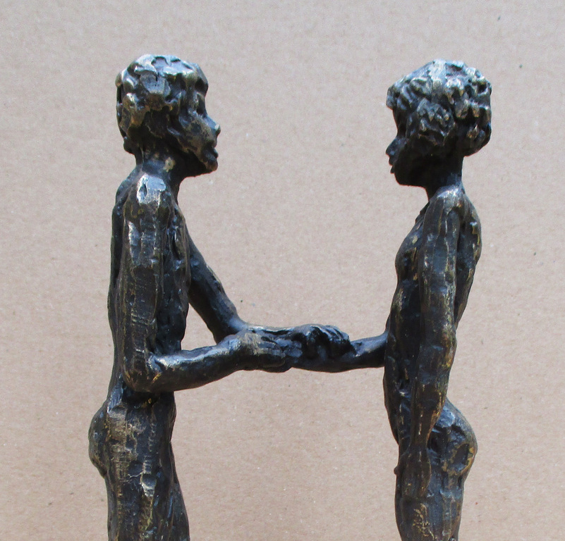 kunstenaar onbekend: plastisch beeld van 2 elkaar begroetende jonge mensen kopen? Bied vanaf 15!