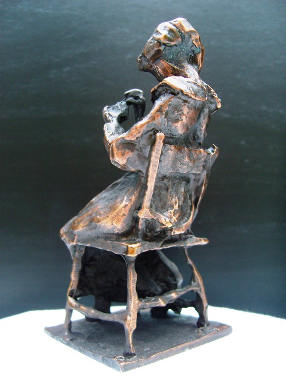 Zeer fraai bronsje van handwerkende vrouw. kopen? Bied vanaf 40!