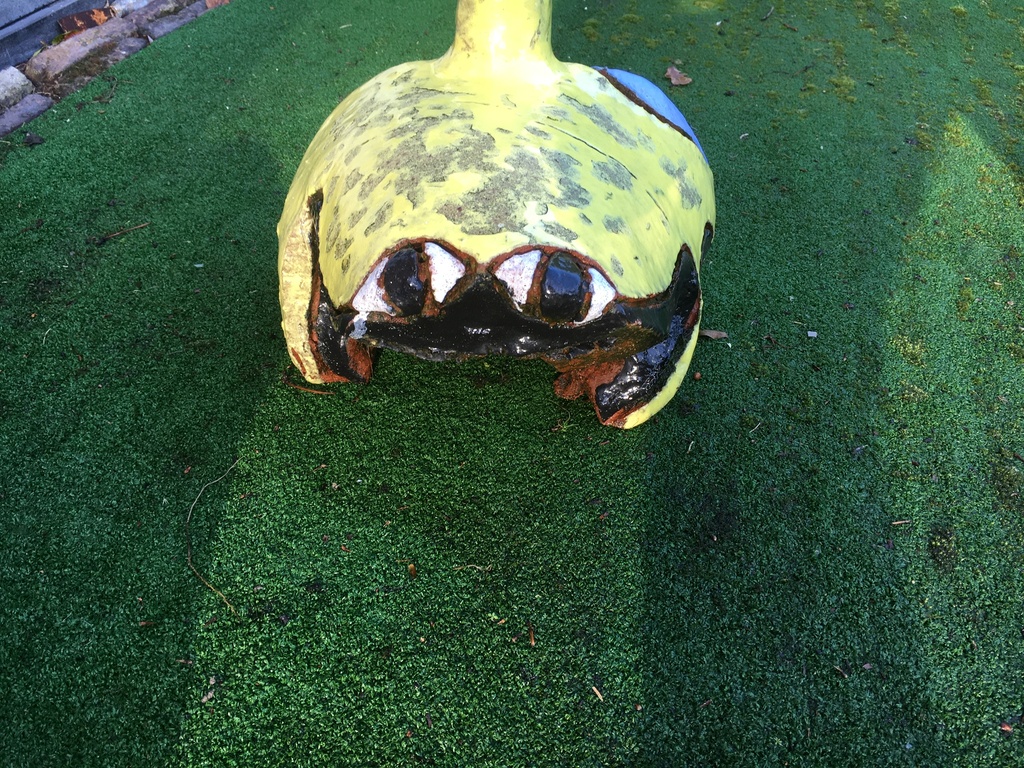 Jan Snoeck.    Gele tor met schubben en staart kopen? Bied vanaf 350!