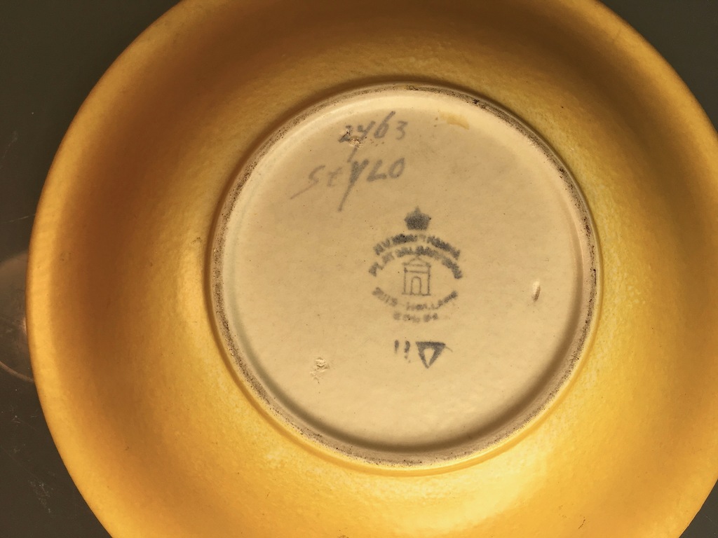 Plateelbakkerij Zuid Holland - Bord met decor 'Stylo' Ontwerp Wil Bertheux -1939 kopen? Bied vanaf 9!