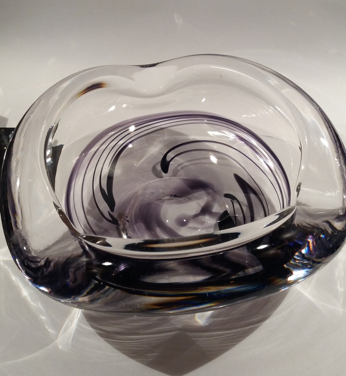 Max Verboeket schaal glas met paarse slingers. Kristalunie Maastricht. kopen? Bied vanaf 45!