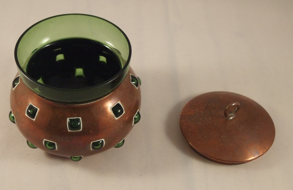 Art Nouveau groen glazen noppen dekselpotje voorzien van koperen beslag kopen? Bied vanaf 27!