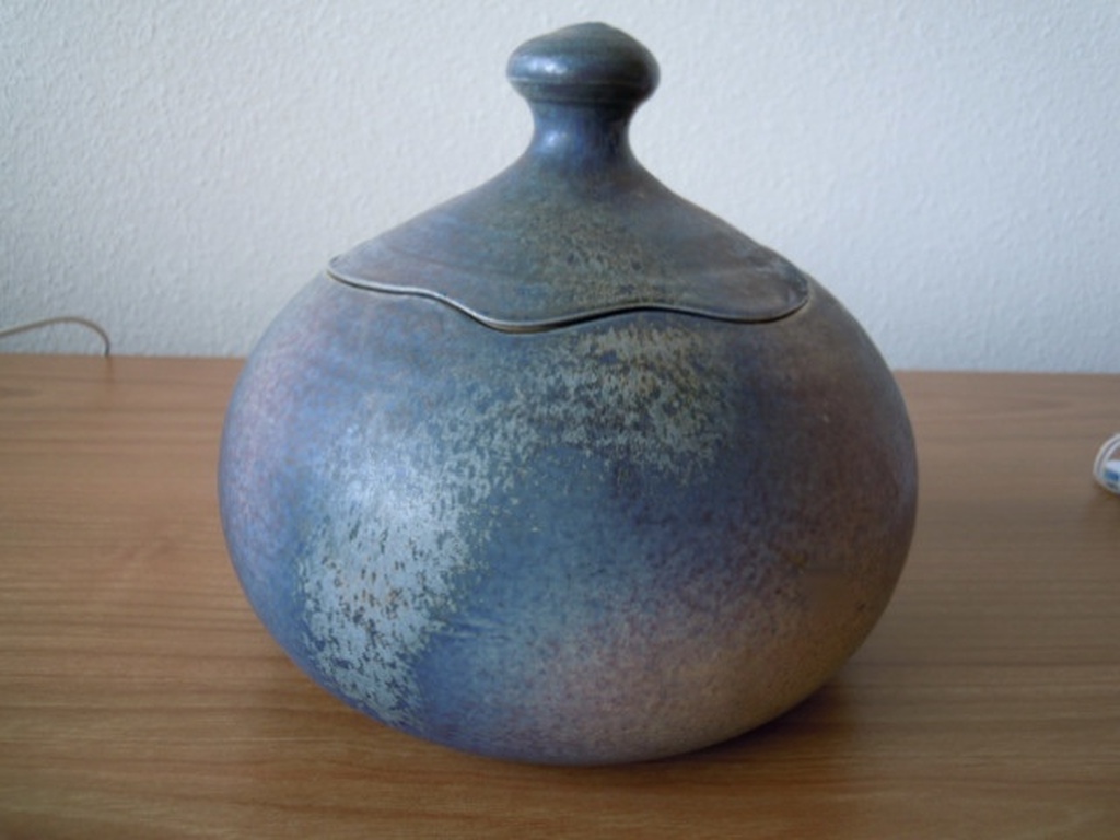Adrie Moerings  Gouda 1939-2010 - keramiek pot 18 X 18 cm - gesigneerd. kopen? Bied vanaf 15!