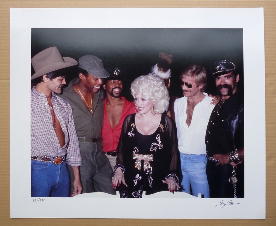 DOLLY PARTON & THE VILLAGE PEOPLE gesigneerde foto GREGG COBARR kopen? Bied vanaf 79!