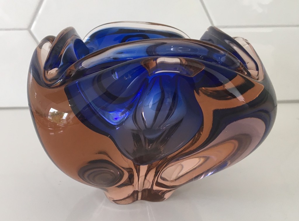 Josef Hospodka voor Chribska glassworks - sixties blauwe & roze schaal kopen? Bied vanaf 20!
