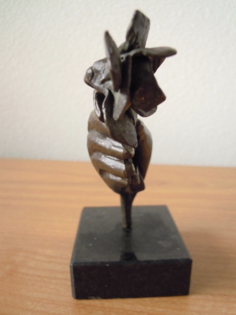 Beeldje van Bernadette Leijdekkers - hand met roos = gesigneerd. verkocht voor € 35!